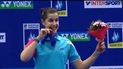 Carolina Marín con su medalla de oro del Europeo de bádminton.