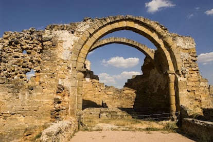 Tras consumar la unificación territorial del reino visigodo, el rey Leovigildo fundó 'ex novo' esta ciudad en el año 578 y le puso el nombre de su hijo, el futuro rey Recaredo. Entre los restos excavados destacan el palacio, la iglesia palatina y la muralla. No hay que olvidar visitar el castillo de Zorita, que se divisa desde el yacimiento. Situado al sur de Zorita de los Canes, el parque arqueológico es accesible de miércoles a domingo (entrada, 5 euros). Más información: <a href="http://recopolis.com./" target="">recopolis.com.</a>