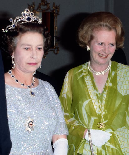 La reina Isabel II y Margaret Thatcher en 1979, en una visita oficial a Zambia.