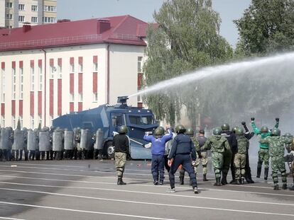 Las fuerzas especiales del Ministerio del Interior de Bielorrusia en unas maniobras durante la visita del presidente Lukashenko a su unidad en Minsk, este martes.