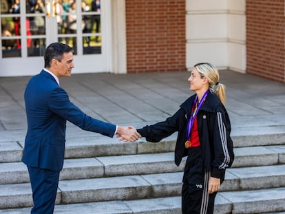 El presidente del gobierno, Pedro Sanchez, saluda a Alexia Putellas en la recepción en La Moncloa.