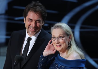 Javier Bardem junto a Meryl Streep dan a conocer el Oscar a la mejor fotografía que ha recaído en Linus Sandgren, por su labor en La La Land.