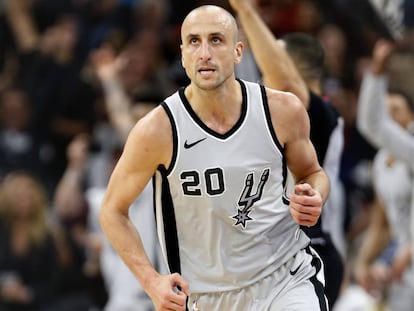 Ginóbili celebra un triple ante Portland.