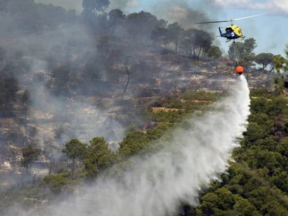 Un medio aéreo trabaja en las tareas de extinción del incendio forestal en Soneja.