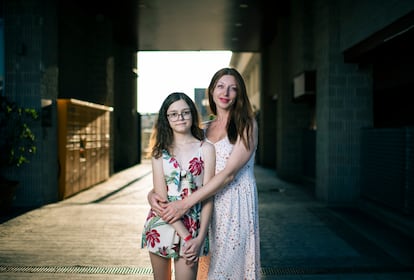 Nataliia Mazur, de 39 años, junto a su hija Diana, refugiadas de la guerra de Ucrania, frente al hotel donde se alojan en el distrito de Barajas, en Madrid.