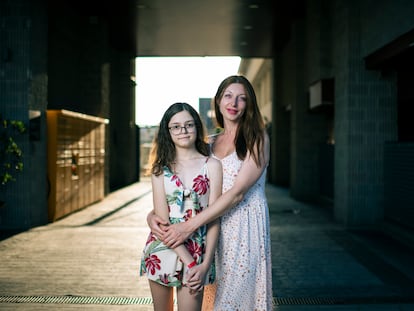 Nataliia Mazur, de 39 años, junto a su hija Diana, refugiadas de la guerra de Ucrania, frente al hotel donde se alojan en el distrito de Barajas, en Madrid.