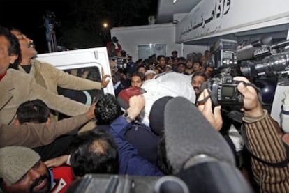 El cadáver del gobernador de Punjab, Salman Tasir, es trasladado a un hospital de Islamabad.