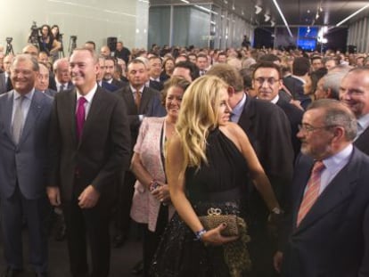 El presidente del Consell, Alberto Fabra, flanqueado por la alcaldesa de Valencia, Rita Barber&aacute;, y el presidente de Ford Espa&ntilde;a, Jos&eacute; Manuel Machado, y el resto de asistentes al acto.