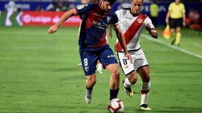 Melero (i) protege el balón ante Guido.