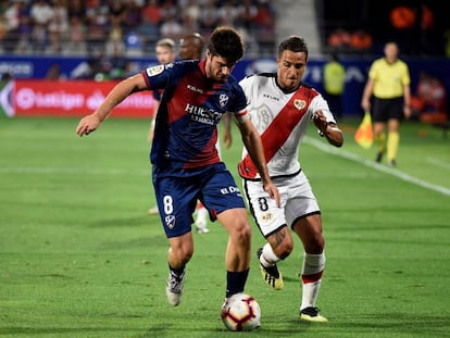 Melero (i) protege el balón ante Guido.