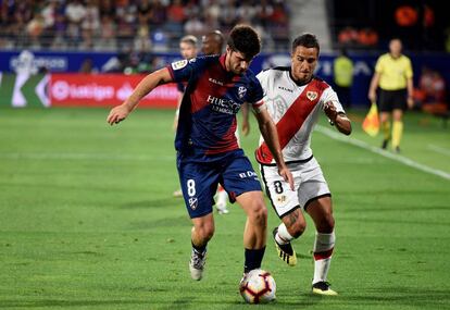 Melero (i) protege el balón ante Guido.