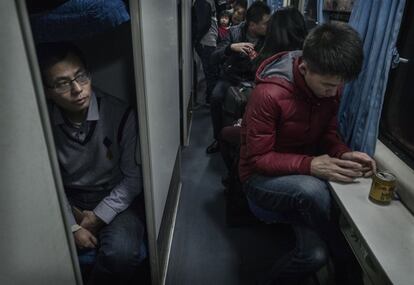 Ciudadanos chinos viajan en un tren desde Pekín a Shijiazhuang.
