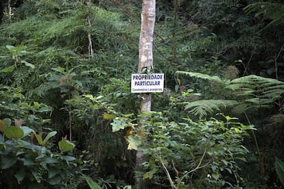 Seguindo o trajeto pela estrada que leva ao condomínio, começam a aparecer placas na mata com os dizeres “Propriedade particular: Condomínio Laranjeiras”. De volta à estrada que vai dar no condomínio, há outra placa dizendo que a via pertence ao condomínio. É aqui a estrada municipal, segundo denúncia feita na audiência pública