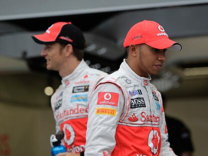 Lewis Hamilton se cruza con Jenson Button.