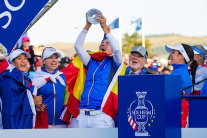 Carlota Ciganda alza el trofeo de la Solheim Cup en 2019 en Gleneagles.