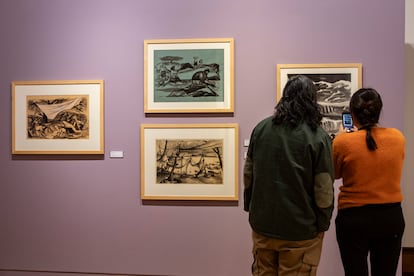 Visitantes recorren la exposición 'Legado de libertad' de Adolfo Mexiac, en el Museo Nacional de Arte en la Ciudad de México, el 3 de octubre.