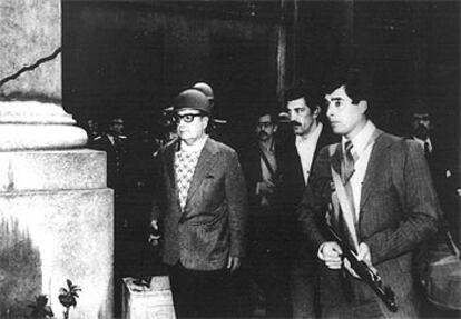 El presidente chileno Salvador Allende (izquierda) el 11 de septiembre de 1973 organizando la defensa del Palacio de la Moneda.