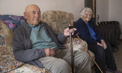 Cristobal Sangüesa, de 95 años y su esposa, Herminia López, de 93, en su casa de Miravete de la Sierra, donde viven seis vecinos.