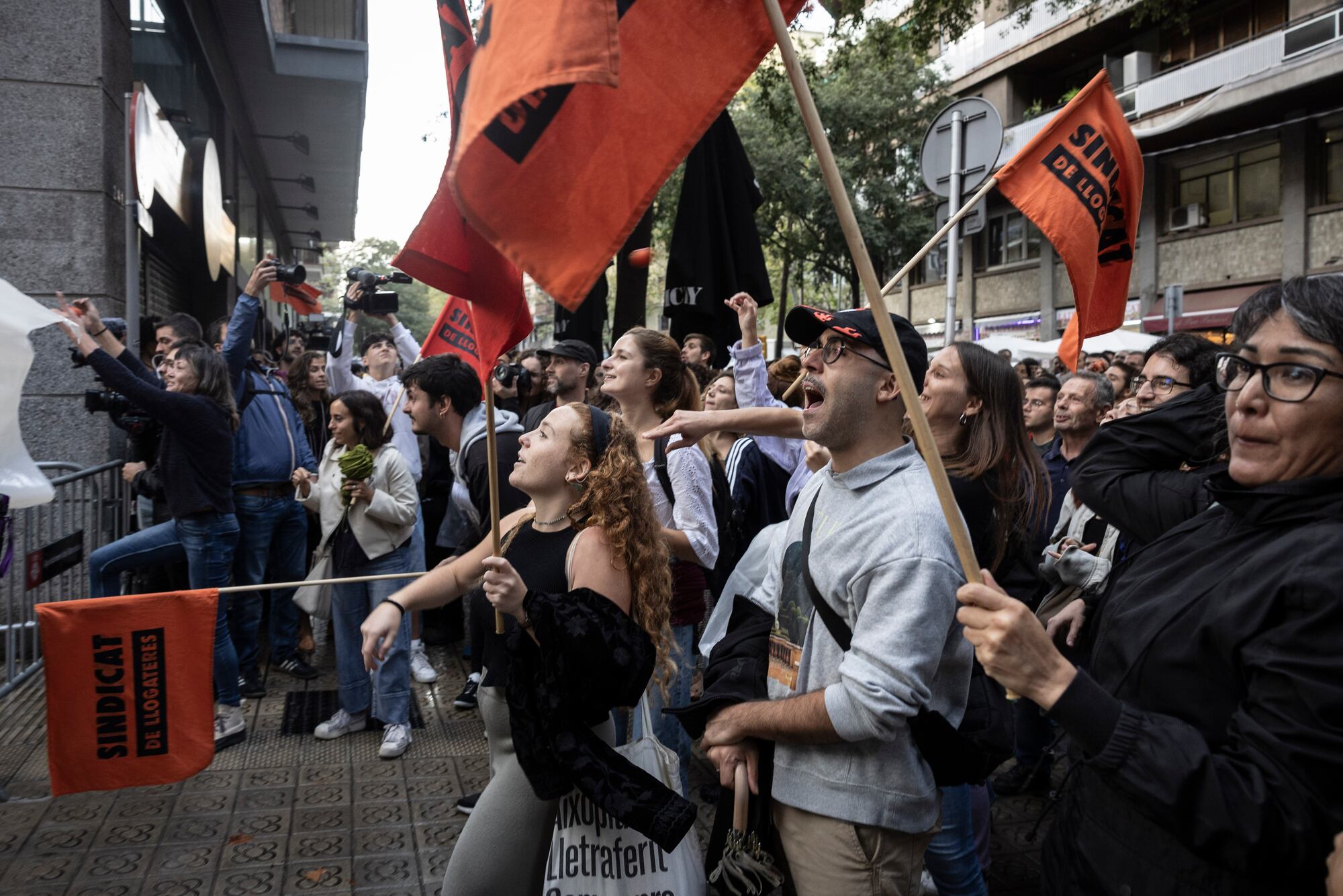 Varios participantes en la protesta del Sindicato de Inquilinos, este mircoles frente a la sede de Junts.