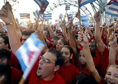 Manifestantes cubanos, ayer ante la Sección de Intereses de Estados Unidos, en el malecón de La Habana.