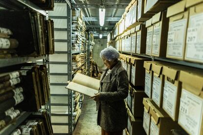 Ruth Borja, la directora del Archivo General de la Nación, observa un documento entre los pasillos del archivo.