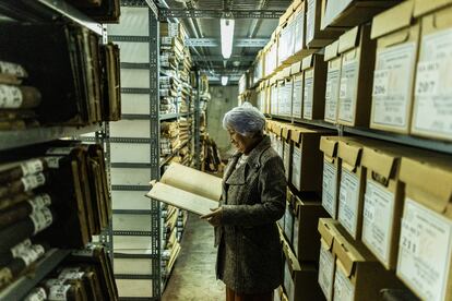 Ruth Borja, la directora del Archivo General de la Nación, observa un documento entre los pasillos del archivo. 