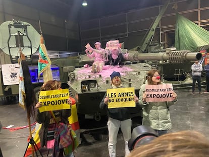 Imagen del tanque pintado de rosa en la feria Expojove facilitada por los antimilitaristas.