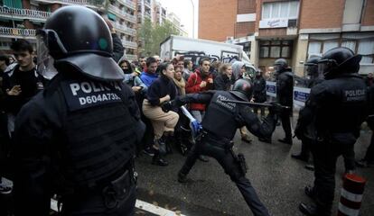 Mossos carreguen durant un desnonament a Gràcia, a Barcelona.