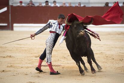 El torero Diego Urdiales durante una corrida en la plaza de toros de Vitoria. 