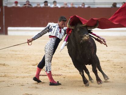 El torero Diego Urdiales durante una corrida en la plaza de toros de Vitoria. 