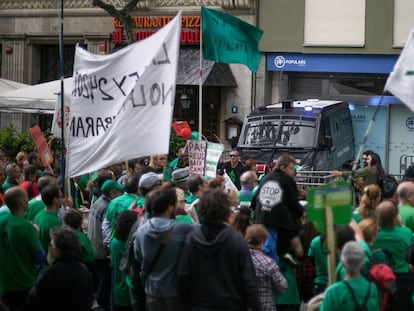 Manifestantes concentrados ante la sede del Partido Popular.