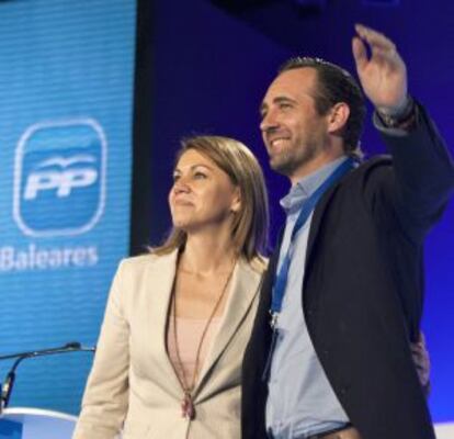 Bauz&aacute;, junto a la secretaria general del PP, Mar&iacute;a Dolores de Cospedal, en el congreso del partido en Baleares.