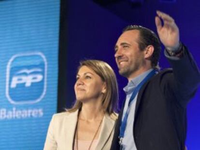 Bauz&aacute;, junto a la secretaria general del PP, Mar&iacute;a Dolores de Cospedal, en el congreso del partido en Baleares.