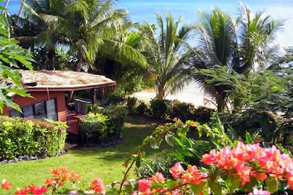 Coconut Grove Beachfront Cottages: cabañas familiares situadas en las islas Fiji. Si te gustan las piscinas con bares, los bares y los buffets libres para desayunar, este NO es tu sitio..