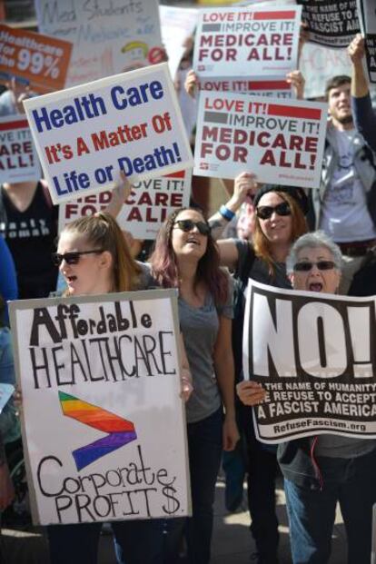 Manifestantes protestan contra la carrera de Trump para derogar la Ley de Asistencia Asequible.