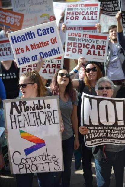 Manifestantes protestan contra la carrera de Trump para derogar la Ley de Asistencia Asequible. 