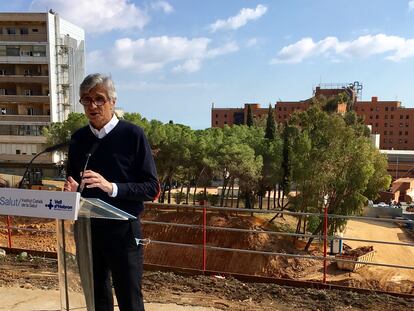 El consejero de Salud de la Generalitat, Josep Maria Argimon, frente a las obras del nuevo campus Vall d'Hebron de Barcelona.