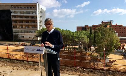 El consejero de Salud de la Generalitat, Josep Maria Argimon, frente a las obras del nuevo campus Vall d'Hebron de Barcelona.