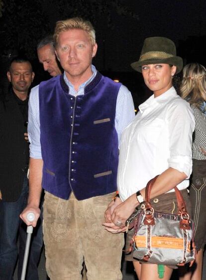 Boris Becker no se ha perdido la fiesta de la cerveza de Munich. El ex tenista, pese a haber sido operado hace poco, ha asistido al <i>Oktoberfest </i>junto a su embarazadísima esposa Lilly. El deportista ha invitado a todos sus amigos a participar en el trofeo que lleva su nombre, y cuyo beneficio se destinará a la organización Fit-4- future de la Fundación Cleven- Becker. La campaña intenta luchar contra la obesidad infantil mediante el ejercicio físico