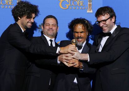 Armando Bo (izquierda), Alexander Dinelaris Jr., el director Alejandro González Iñárritu y Nicolas Giacobone celebran el Globo de Oro al mejor guion por 'Birdman'.