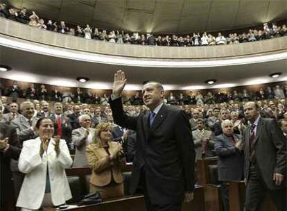 El primer ministro turco, Recep Tayyip Erdogan, saluda ayer a su entrada en el Parlamento en Ankara.