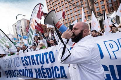 Decenas de personas durante una concentracin de los sindicatos mdicos frente al Ministerio de Sanidad, el 13 de febrero de 2025, en Madrid.