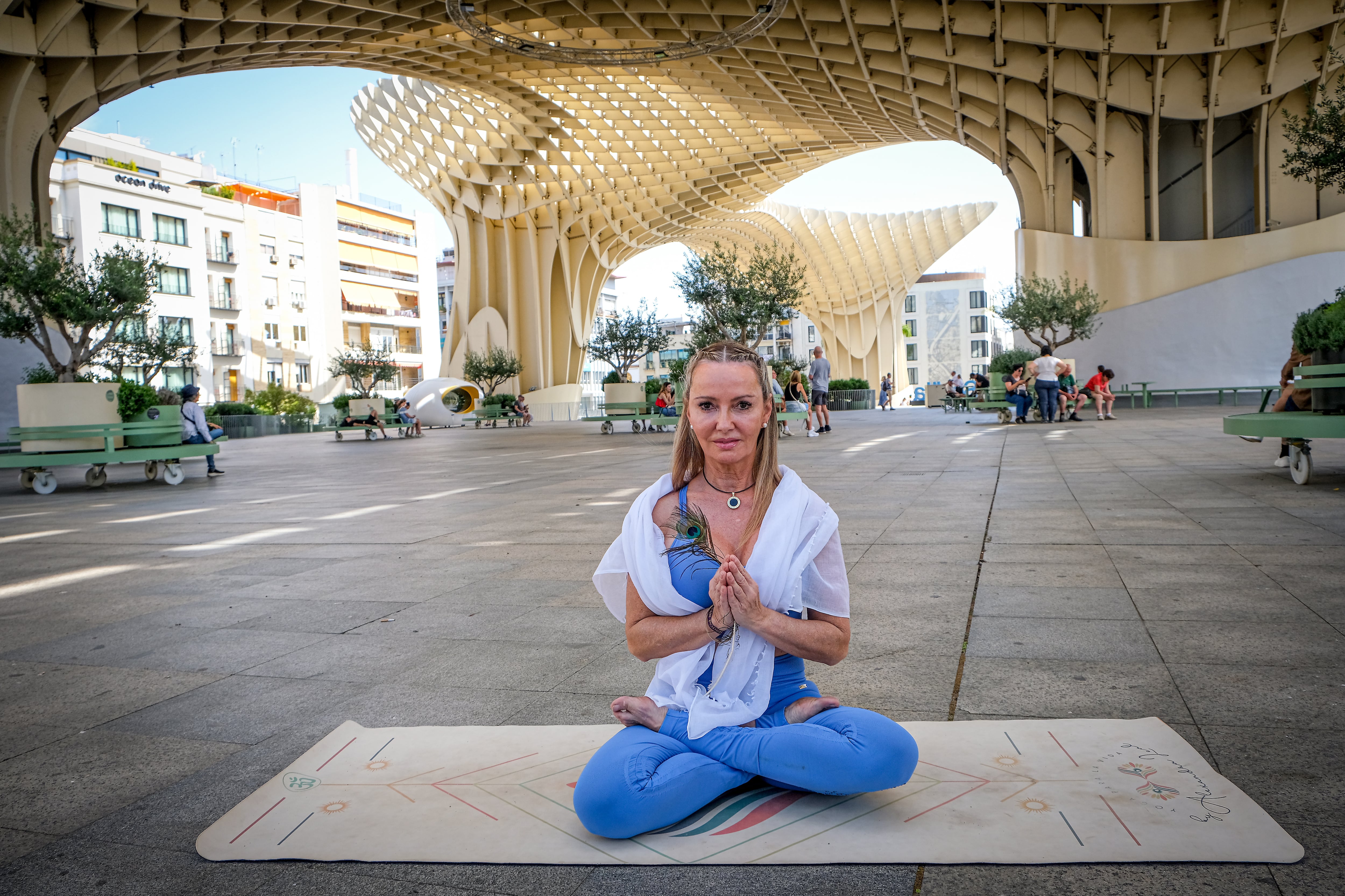 Alexandra Leal, enferma de esclerosis múltiple y profesora de yoga, en las Setas de Sevilla. 