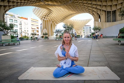 Alexandra Leal, enferma de esclerosis múltiple y profesora de yoga, en las Setas de Sevilla.
