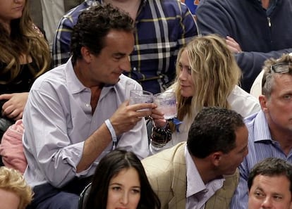 Mary Kate Olsen y Olivier Sarkozy, el 25 de abril, en un partido de la NBA.