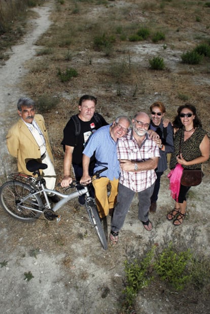 El presidente de la residencia (con barba) y  cooperativistas. Al margen izquierdo, el director del proyecto.