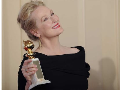 Meryl Streep con su premio. La actriz se hizo acreedora del Globo de Oro a la mejor actriz de comedia o musical por la película 'Julia & Julia'