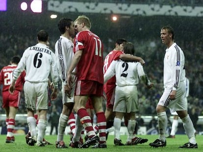 Raúl y Effenberg se encaran durante un partido en el Bernabéu de 2002.