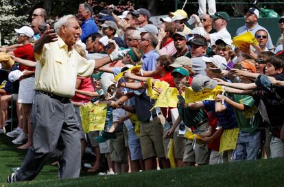 El golfista Arnold Palmer saluda a sus fans durante el torneo de los Masters de Augusta, Georgia (EE.UU), en 2010.