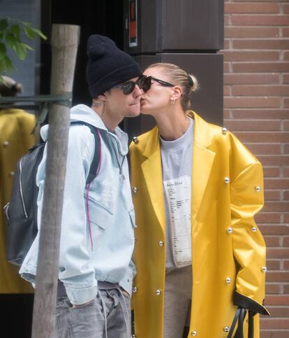 Justin Bieber con Hailey Baldwin, la modelo con la que se casó en 2018 y que ha contribuido a su equilibrio emocional y personal.